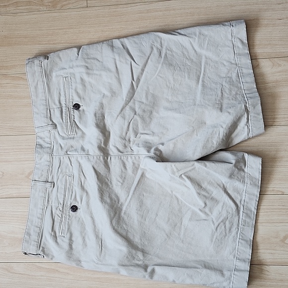 LL Bean Size 36 Shorts - Picture 3 of 3